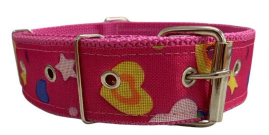 coleira rosa com estampas de coração